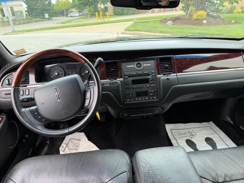 Used 2011 Lincoln Town Car Signature Limited RWD image 9