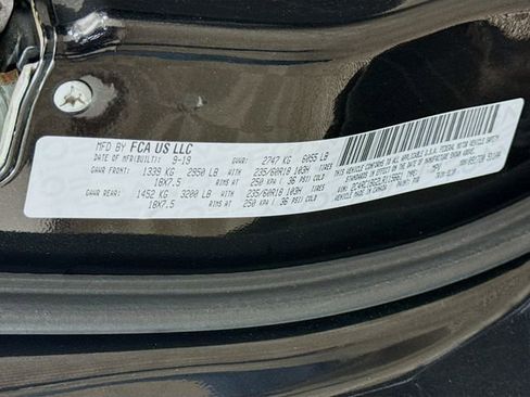 Used 2020 Chrysler Pacifica Touring-L w/ Tire & Wheel Group FWD image 33
