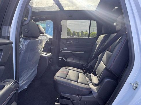 New 2026 Chevrolet Traverse RS FWD image 7