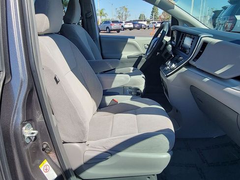 Used 2018 Toyota Sienna LE w/ Carpet Mat Package image 25