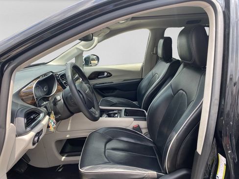 Used 2023 Chrysler Pacifica Limited FWD image 15