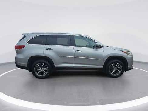 Used 2019 Toyota Highlander XLE AWD/4WD image 2