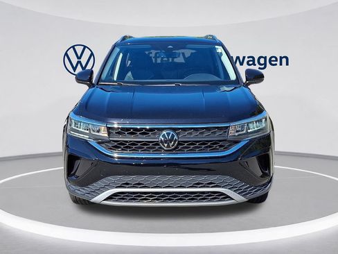 Used 2023 Volkswagen Taos SE w/ Panoramic Sunroof Package FWD image 2