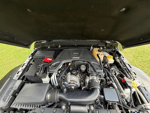 Used 2019 Jeep Wrangler Unlimited Sahara AWD/4WD image 20