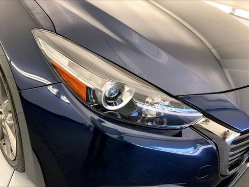 Used 2018 MAZDA MAZDA3 Touring FWD image 10