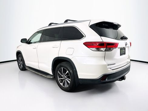 Used 2018 Toyota Highlander XLE w/ Carpet Mat Package (TMS) image 5