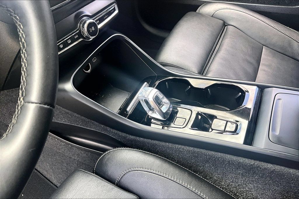 Certified 2024 Volvo XC40 B5 Plus w/ Protection Package Premier AWD/4WD image 19