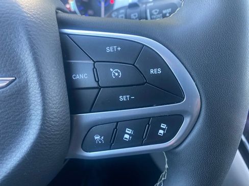 Used 2024 Chrysler Pacifica Touring-L FWD image 8