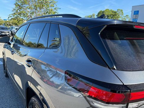 New 2026 Volkswagen Tiguan SE R-Line FWD image 9