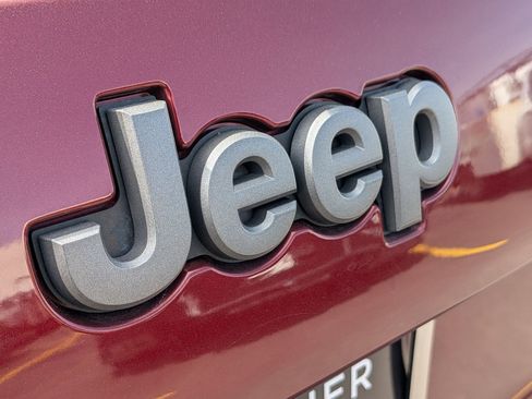 Used 2021 Jeep Cherokee Trailhawk image 14