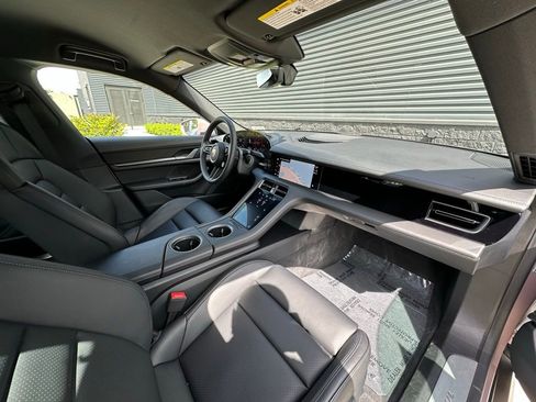 Used 2025 Porsche Taycan image 34