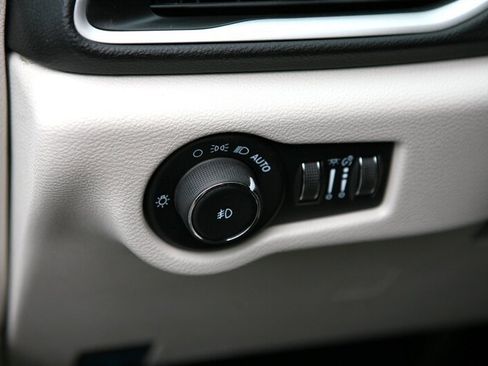 Used 2023 Chrysler Pacifica Touring-L FWD image 12
