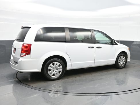 Used 2019 Dodge Grand Caravan SE w/ UConnect Hands-Free Group image 4