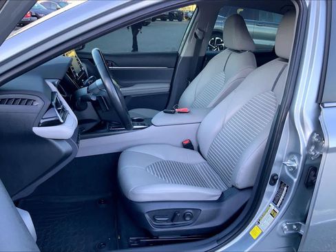 Used 2023 Toyota Camry SE image 8
