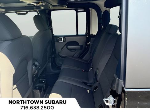 Used 2022 Jeep Gladiator Sport AWD/4WD image 11