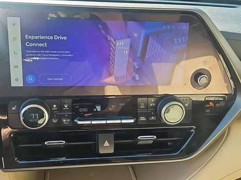 Used 2024 Toyota Highlander XLE AWD/4WD image 14