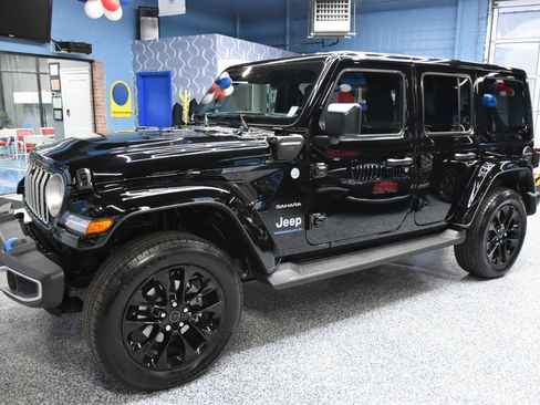 Used 2024 Jeep Wrangler Unlimited Sahara w/ Technology Group image 12