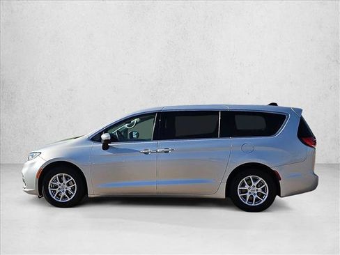 Used 2023 Chrysler Pacifica Touring-L FWD image 15