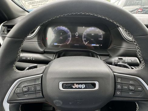 Used 2024 Jeep Grand Cherokee Altitude AWD/4WD image 19