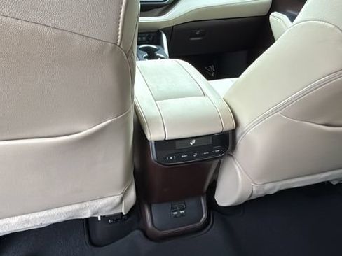 Used 2020 Toyota Highlander XLE FWD image 21