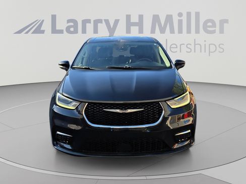 Used 2023 Chrysler Pacifica Touring-L FWD image 8