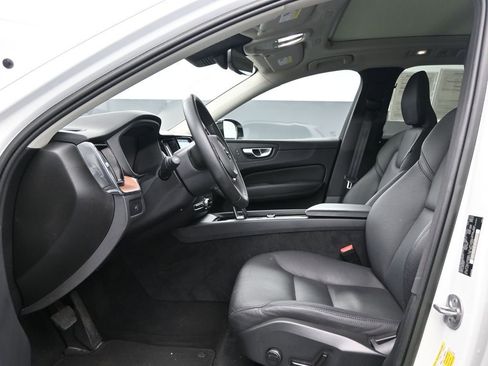 Used 2023 Volvo XC60 B5 Plus image 12