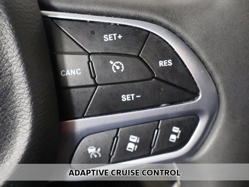 Used 2023 Chrysler Pacifica Touring-L image 3