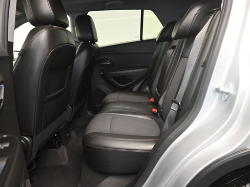 Used 2022 Chevrolet Trax LT w/ LT Convenience Package image 23