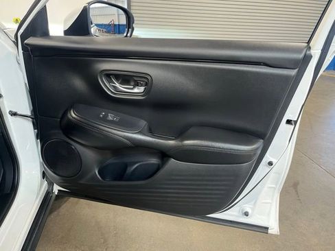 Used 2025 Honda HR-V LX image 12