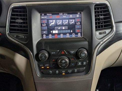 Used 2019 Jeep Grand Cherokee Laredo image 18