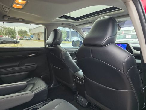 Certified 2024 Toyota Highlander XLE image 16