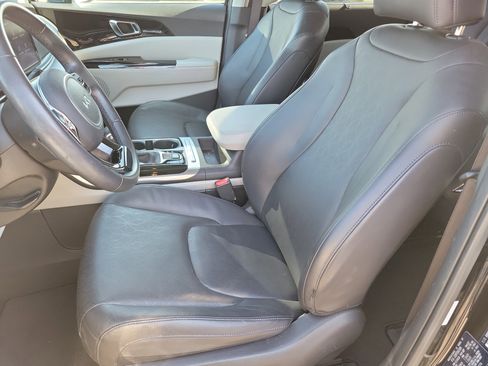 Used 2024 Kia Carnival EX image 4