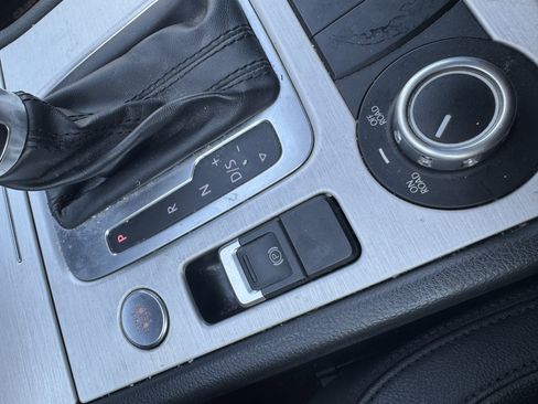 Used 2014 Volkswagen Touareg TDI image 33