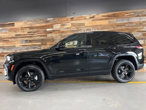 Used 2023 Jeep Grand Cherokee Limited w/ Black Appearance Package AWD/4WD image 19