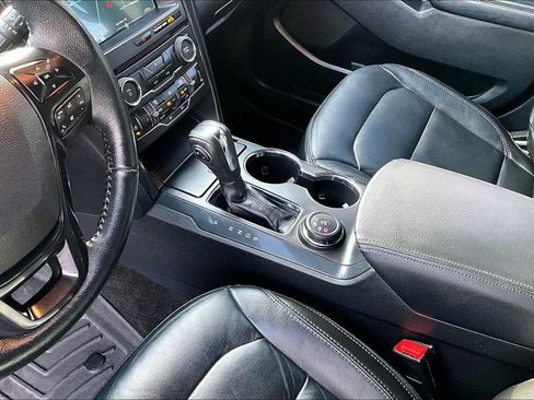 Used 2018 Ford Explorer XLT w/ Equipment Group 202A AWD/4WD image 8
