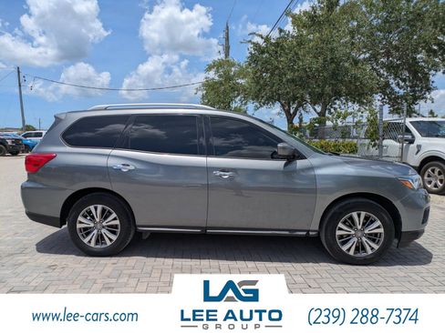 Used 2019 Nissan Pathfinder SL FWD image 2