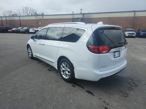 Used 2017 Chrysler Pacifica Touring-L Plus w/ Tire & Wheel Group image 7