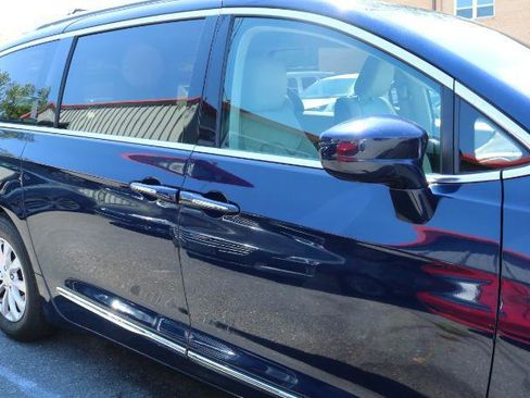 Used 2018 Chrysler Pacifica Touring-L FWD image 3
