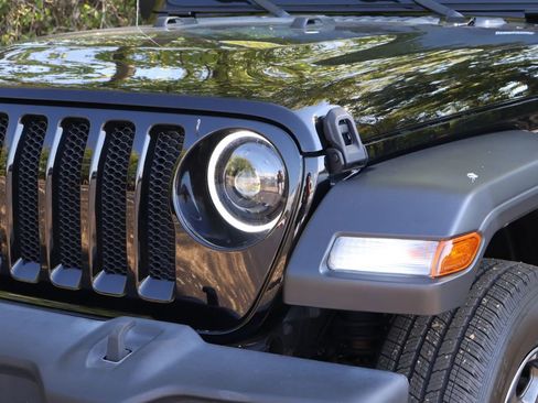 Used 2022 Jeep Wrangler Sport image 3