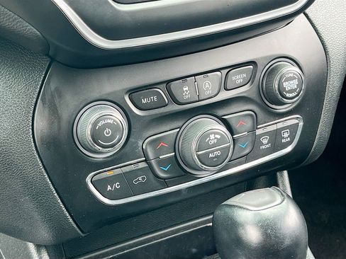 Used 2022 Jeep Cherokee Latitude Lux FWD image 15