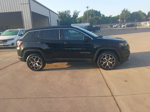 Used 2025 Jeep Compass Limited image 7