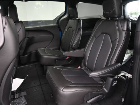 New 2027 Chrysler Pacifica Select FWD image 11