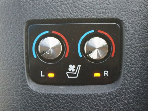 Used 2016 Toyota Avalon Limited w/ Toyota Safety Sense Package FWD image 9