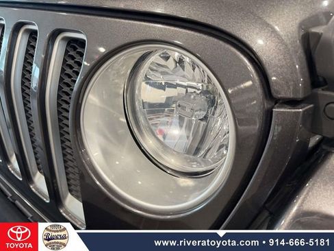 Used 2018 Jeep Wrangler Unlimited Sahara image 9