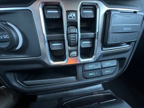Used 2025 Jeep Gladiator Sport AWD/4WD image 27