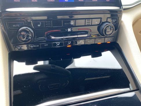 Used 2024 Jeep Grand Cherokee Limited w/ Black Appearance Package RWD image 31