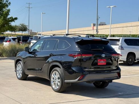 Used 2024 Toyota Highlander Limited FWD image 9