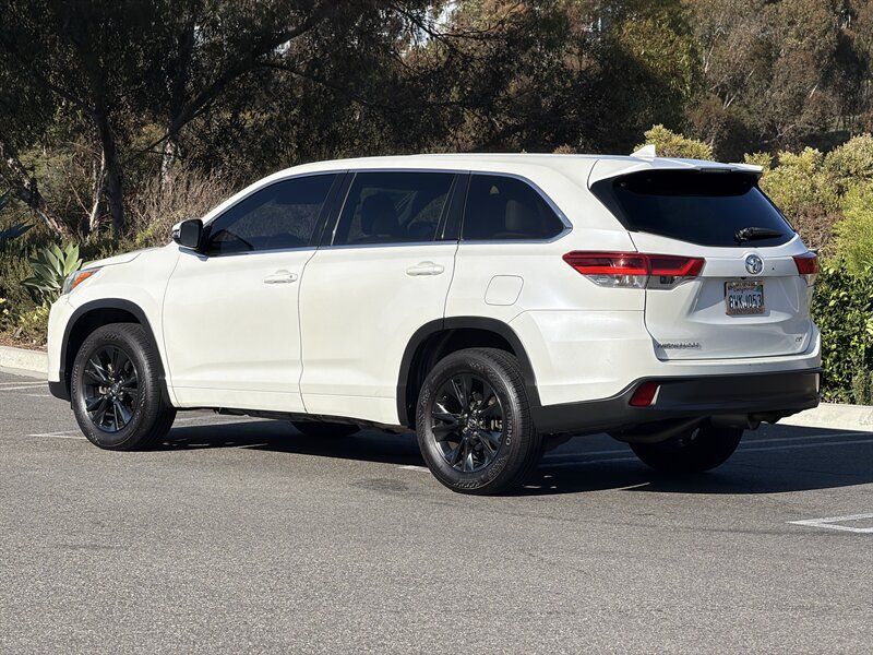 Used 2018 Toyota Highlander Plus FWD image 4