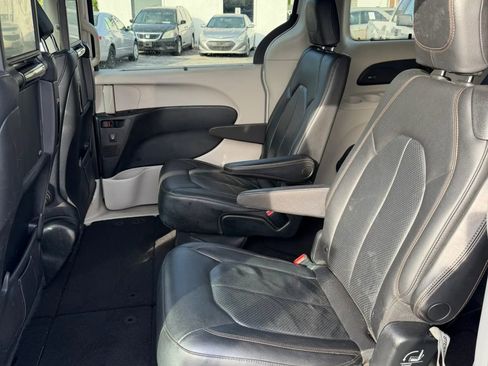 Used 2018 Chrysler Pacifica Touring-L Plus FWD image 18