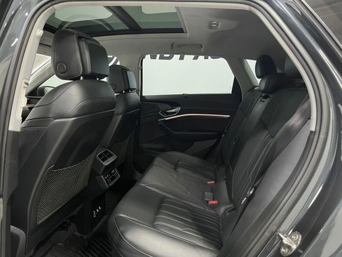 Used 2019 Audi e-tron Prestige w/ Prestige Package AWD/4WD image 30